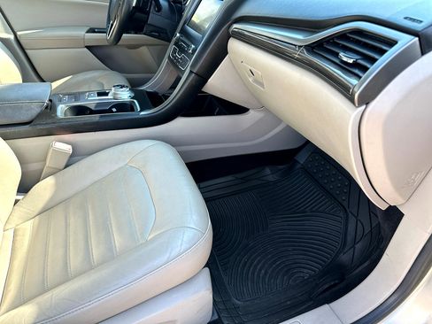Used 2017 Ford Fusion SE w/ Fusion SE Technology Package image 16