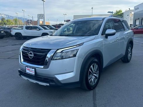 Used 2025 Nissan Pathfinder SL AWD/4WD image 4
