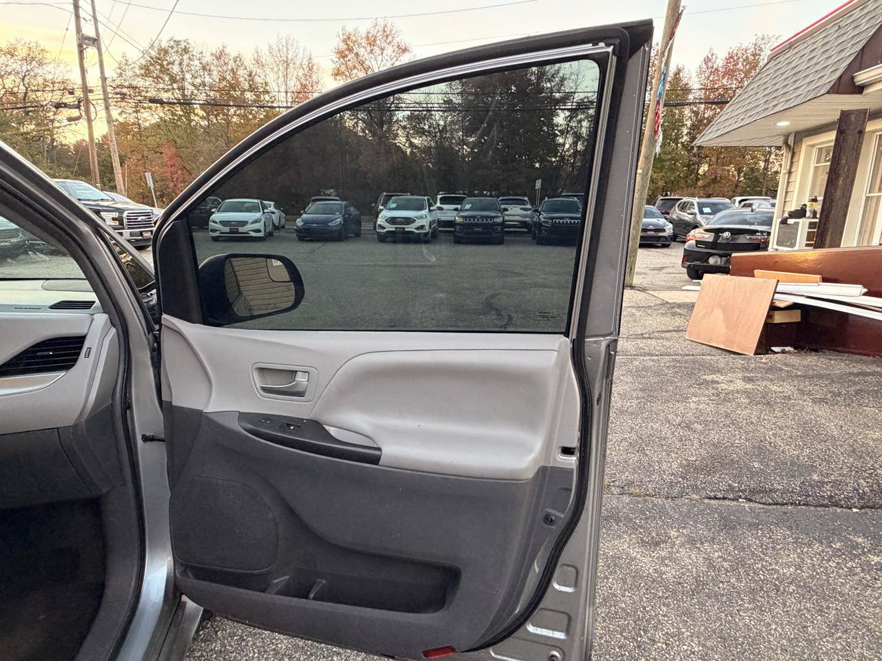 Used 2017 Toyota Sienna LE FWD image 23