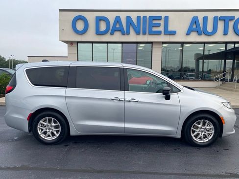Used 2024 Chrysler Pacifica Touring-L FWD image 2