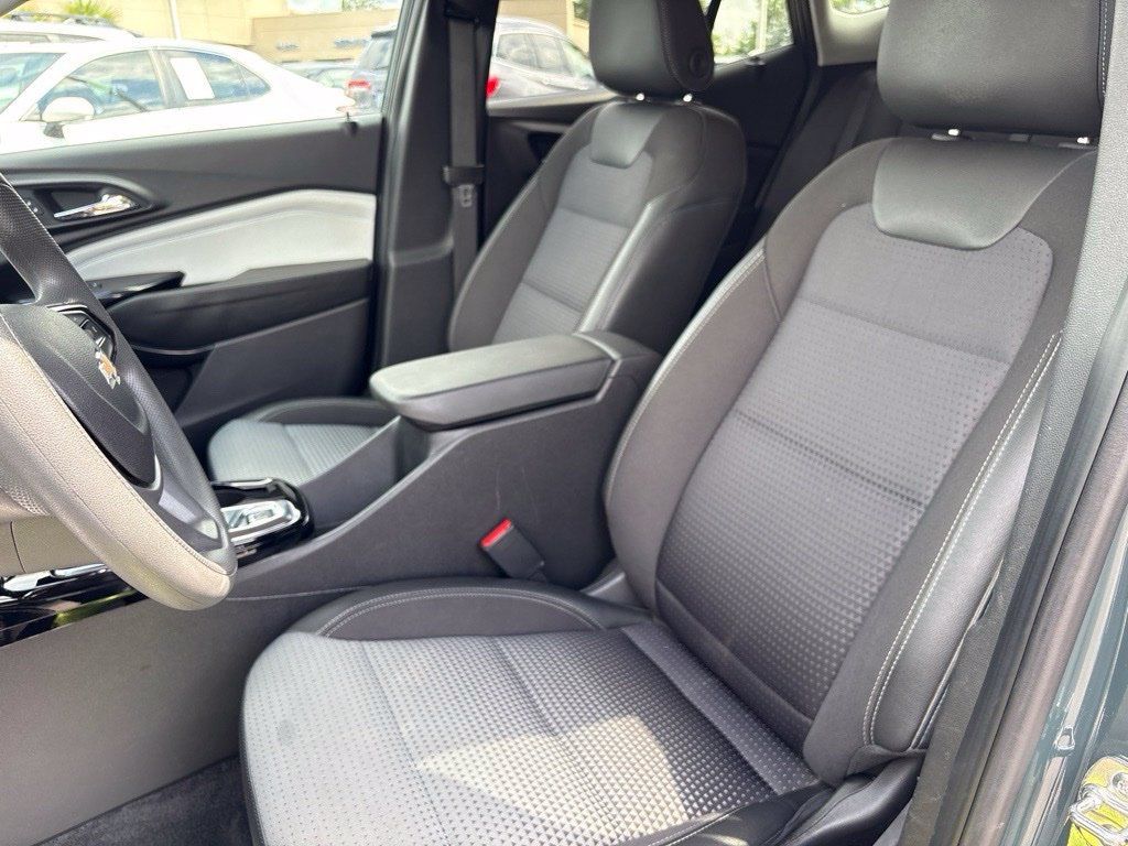 Used 2025 Chevrolet Trax LT FWD image 12