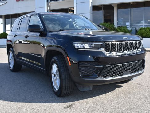 Used 2023 Jeep Grand Cherokee Laredo X image 3