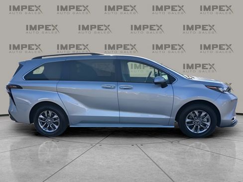 Used 2024 Toyota Sienna XLE image 6