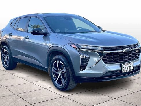 Used 2025 Chevrolet Trax RS w/ Sunroof Package image 2