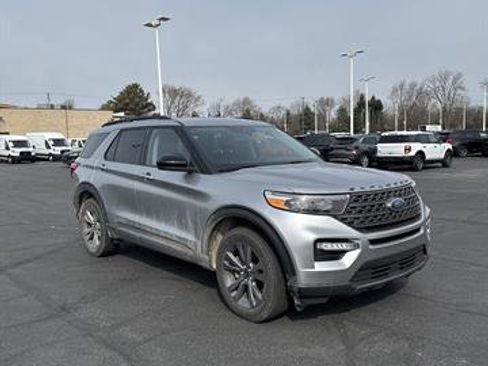 Used 2024 Ford Explorer XLT w/ Equipment Group 202A image 5