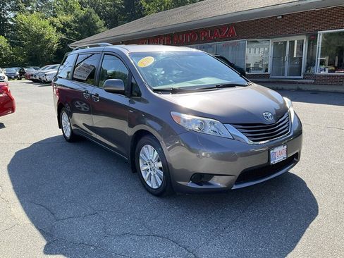 Used 2017 Toyota Sienna LE AWD/4WD image 3