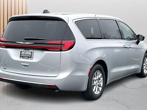 New 2026 Chrysler Pacifica Select FWD image 9