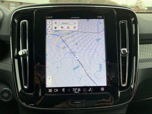 Used 2025 Volvo XC40 B5 Plus image 24