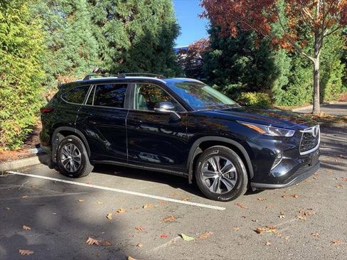 Certified 2024 Toyota Highlander XLE image 8