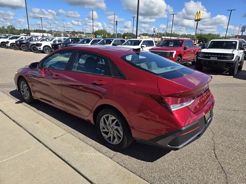 Used 2024 Hyundai Elantra SEL image 17
