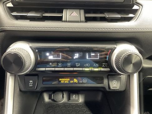 Used 2021 Toyota RAV4 LE w/ Carpet Mat Package (TMS) AWD/4WD image 21