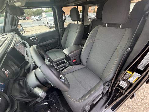 Used 2025 Jeep Wrangler Unlimited Sahara AWD/4WD image 35