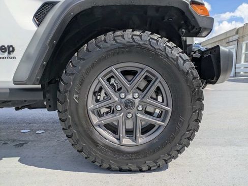 Certified 2025 Jeep Gladiator Sport AWD/4WD image 10