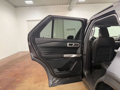 Used 2023 Ford Explorer XLT AWD/4WD image 46