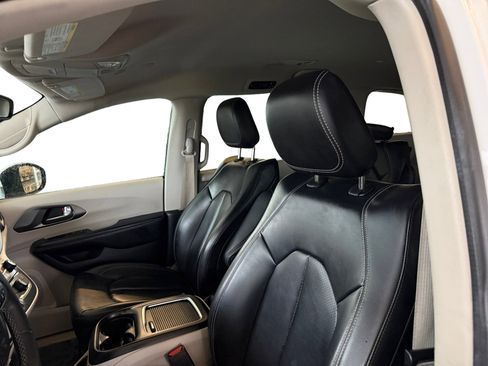 Used 2023 Chrysler Pacifica Touring-L image 10