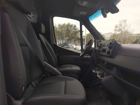Used 2022 Mercedes-Benz Sprinter 2500 image 11