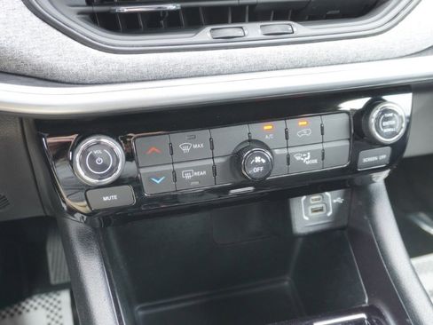 Used 2024 Jeep Compass Latitude image 14