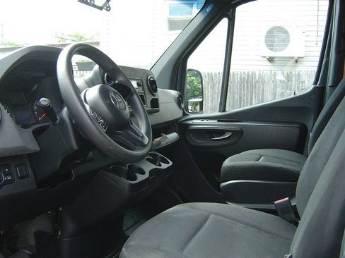 Used 2021 Mercedes-Benz Sprinter 2500 image 7