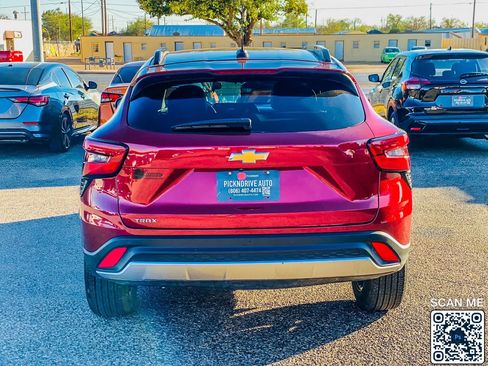 Used 2025 Chevrolet Trax LT w/ Driver Confidence Package image 7