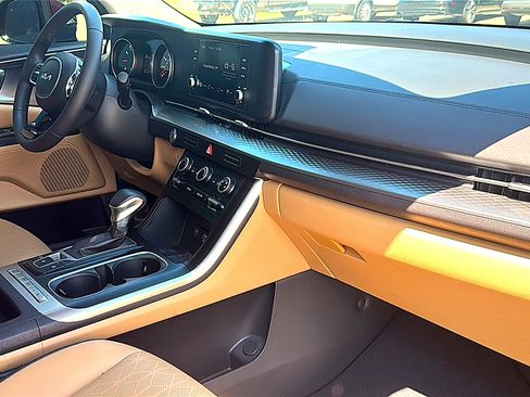 Used 2024 Kia Carnival LX image 23