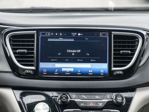 Used 2024 Chrysler Pacifica Touring-L image 13