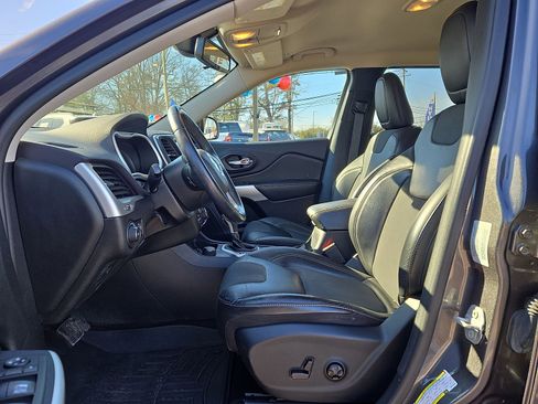 Used 2018 Jeep Cherokee Latitude Plus image 17