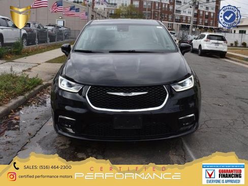 Used 2024 Chrysler Pacifica Touring-L FWD image 1