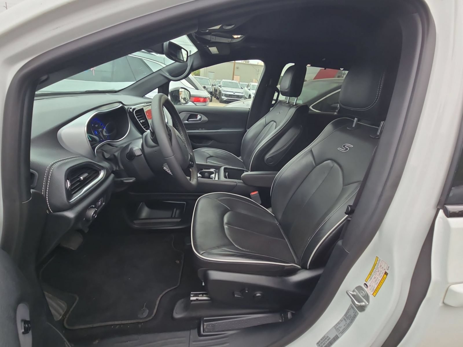 Used 2025 Chrysler Pacifica Limited FWD image 8
