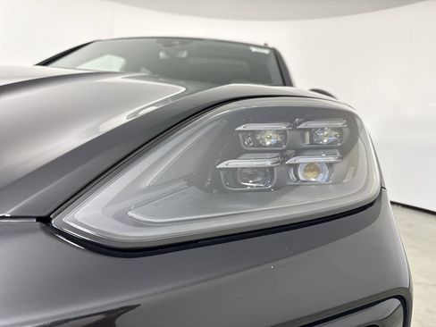 Certified 2024 Porsche Cayenne AWD/4WD image 11