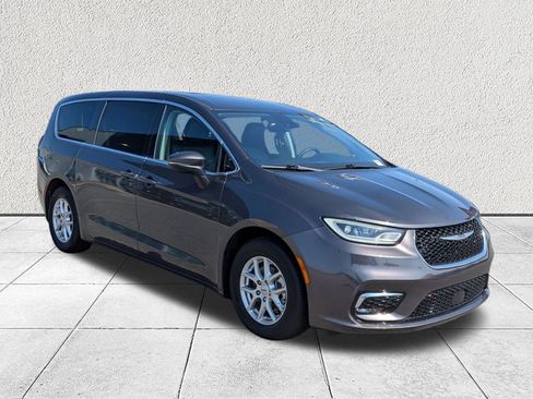 Used 2023 Chrysler Pacifica Touring-L FWD image 1