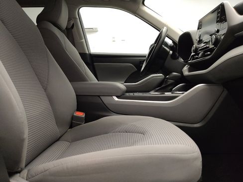 Used 2022 Toyota Highlander LE FWD image 21