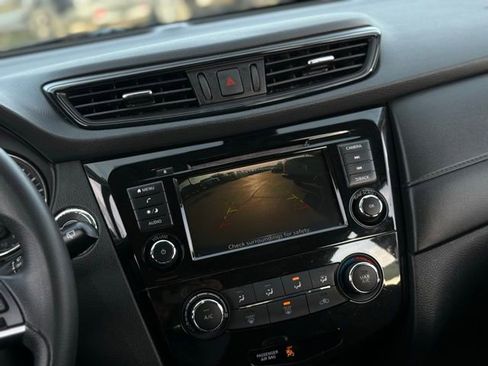 Used 2019 Nissan Rogue S image 4