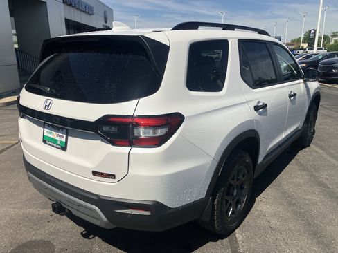 Used 2025 Honda Pilot TrailSport image 9