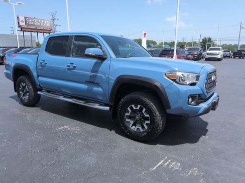 Used 2019 Toyota Tacoma TRD Off-Road AWD/4WD image 7