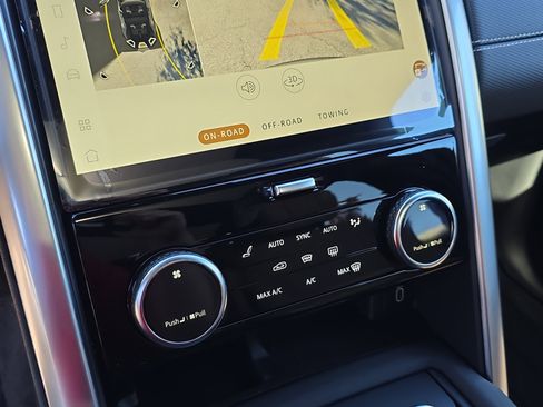 New 2026 Land Rover Discovery Dynamic SE image 24