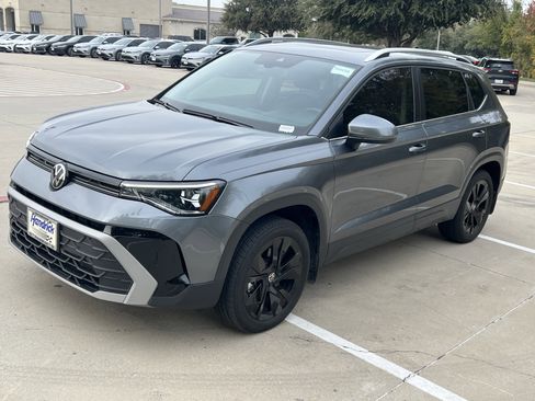 Certified 2025 Volkswagen Taos SE image 5