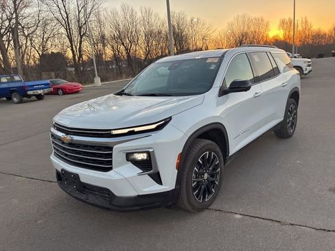 Used 2026 Chevrolet Traverse LT w/ Sun and Wheel Package image 3