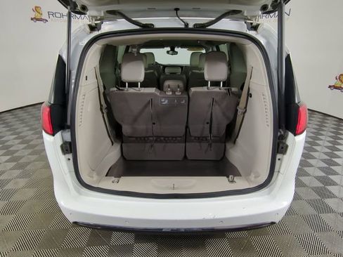 Used 2017 Chrysler Pacifica Touring-L image 37