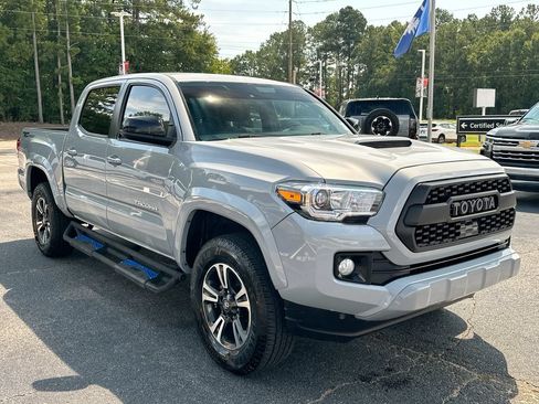 Used 2018 Toyota Tacoma TRD Sport RWD image 2