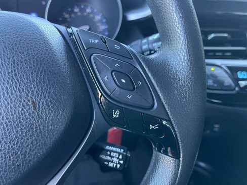 Used 2020 Toyota C-HR LE image 30