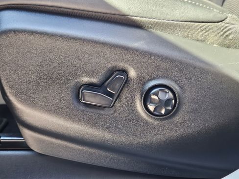 Used 2024 Chrysler Pacifica Touring-L image 19