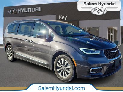 Used 2021 Chrysler Pacifica Limited w/ Uconnect Theater Family Group