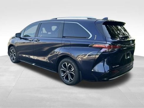 Used 2025 Toyota Sienna Platinum AWD/4WD image 3
