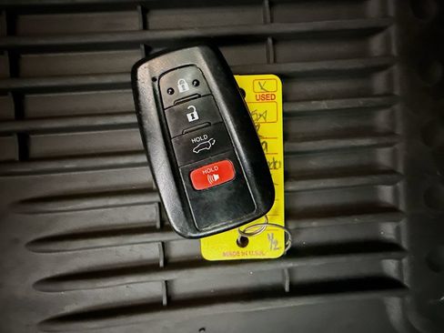 Used 2022 Toyota Highlander XLE AWD/4WD image 36