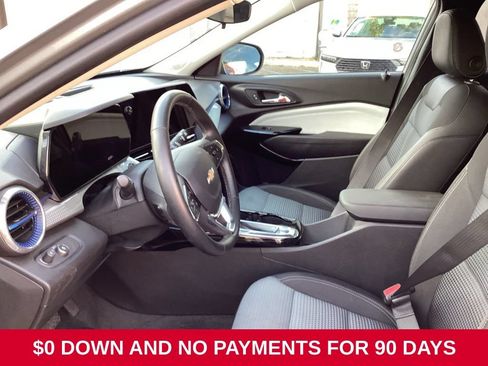 Used 2025 Chevrolet Trax LT w/ LT Convenience Package FWD image 9