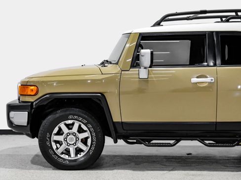 Used 2014 Toyota FJ Cruiser 4WD w/ Upgrade Package image 14