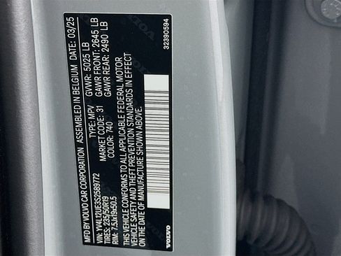 Used 2025 Volvo XC40 B5 Plus image 12