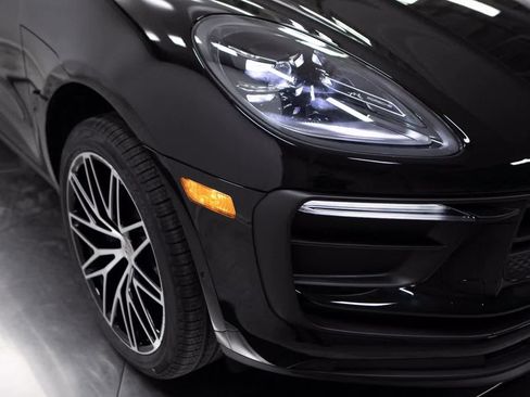 Certified 2025 Porsche Macan image 11