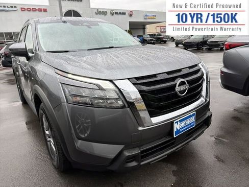 Used 2025 Nissan Pathfinder SV image 3