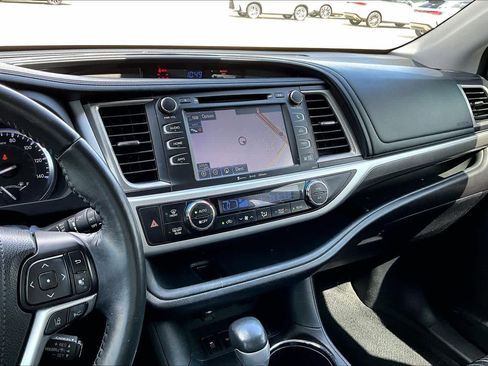 Used 2018 Toyota Highlander SE FWD image 7